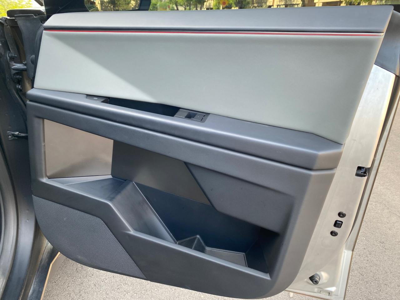 Tesla Cybertruck AWD 2025