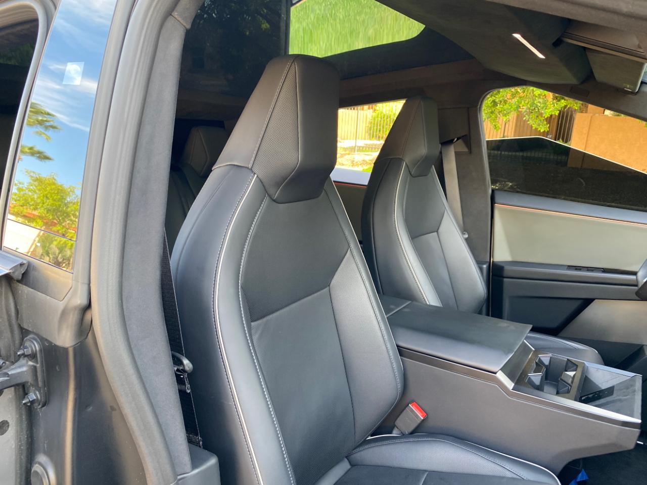 Tesla Cybertruck AWD 2025