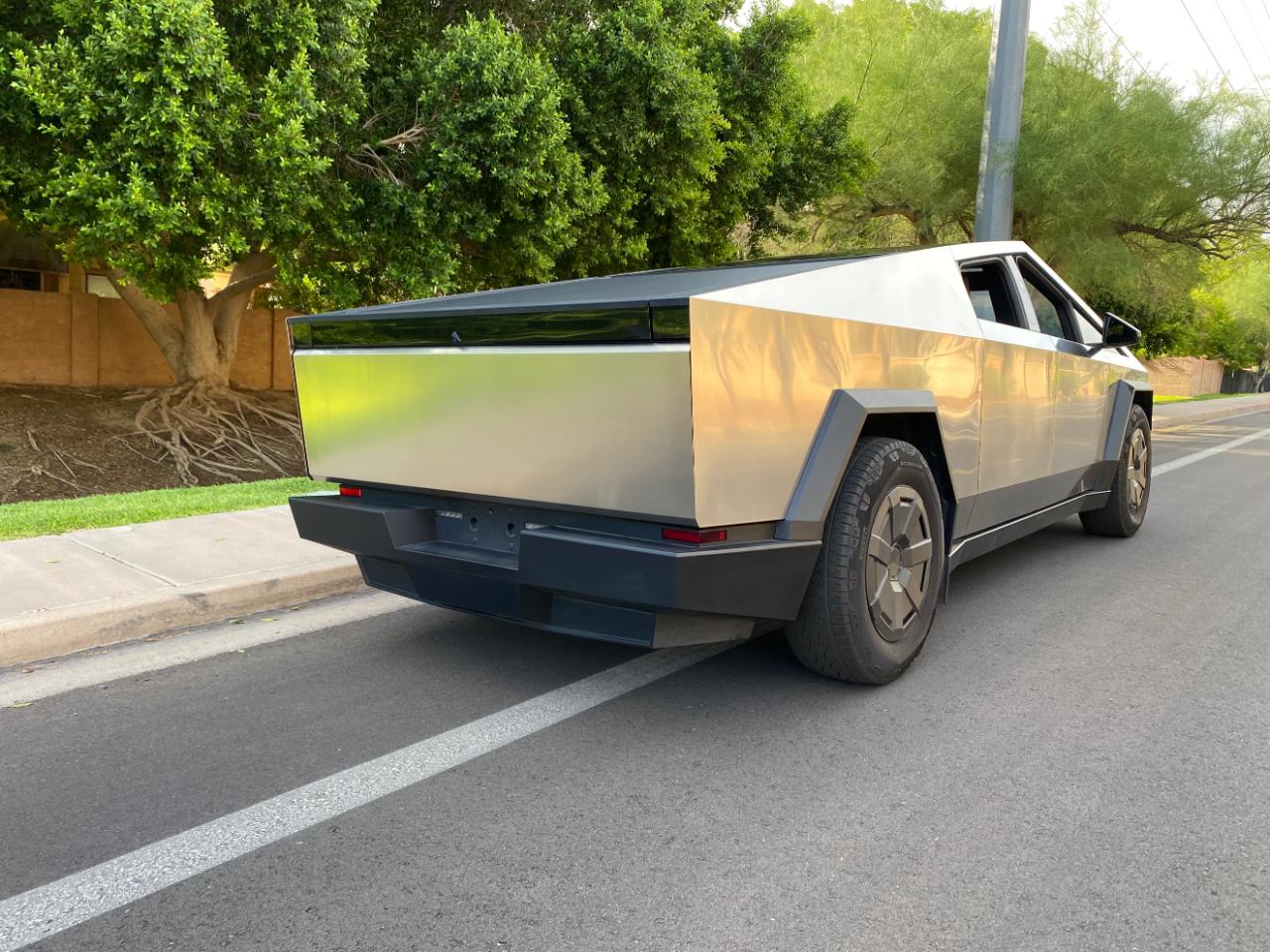 Tesla Cybertruck AWD 2025
