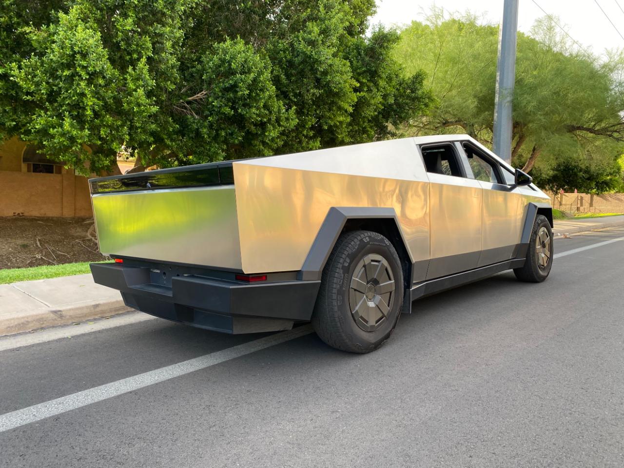 Tesla Cybertruck AWD 2025