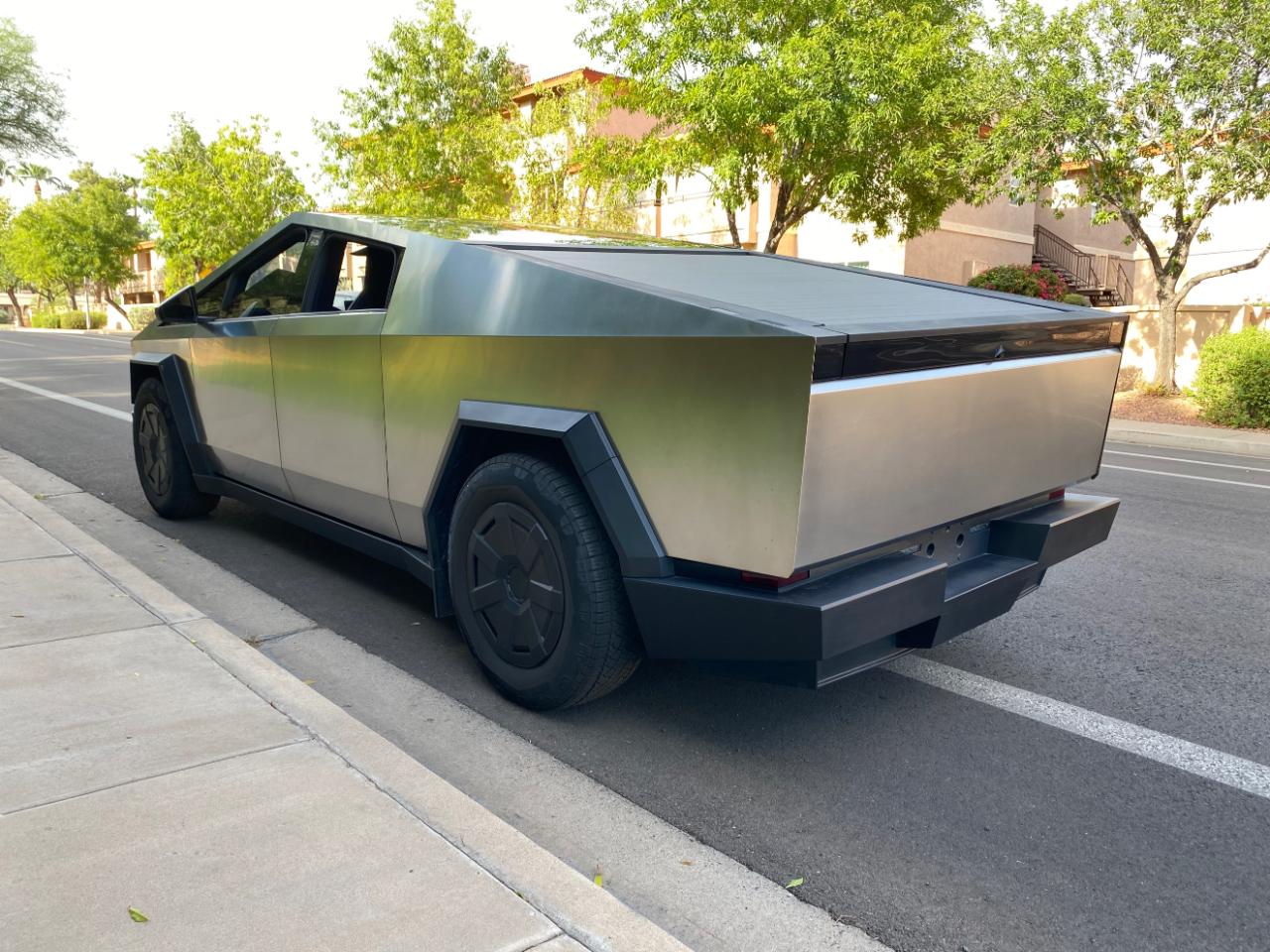 Tesla Cybertruck AWD 2025