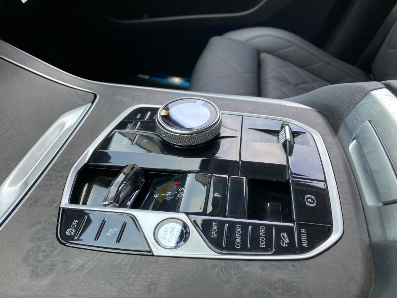 BMW X7 xDrive40i Sports Activity Vehicle 2025