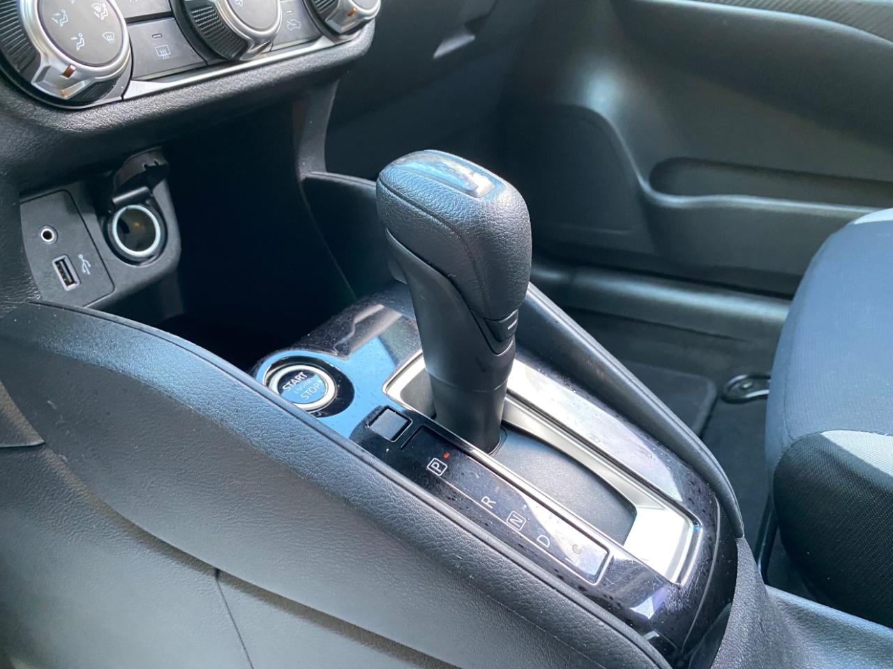 Nissan Versa SV CVT 2022