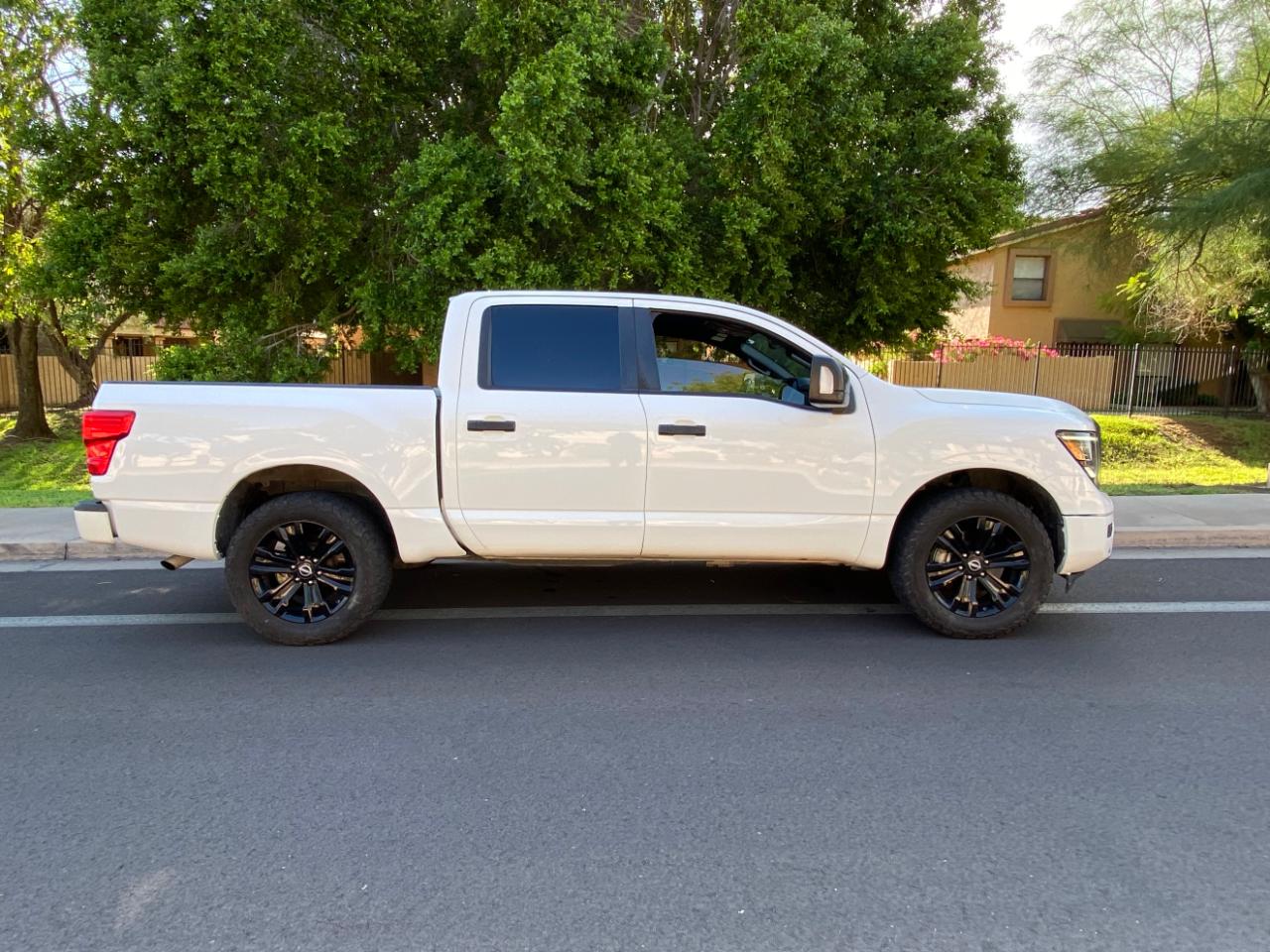 Nissan Titan 4x4 Crew Cab Platinum Reserve 2023