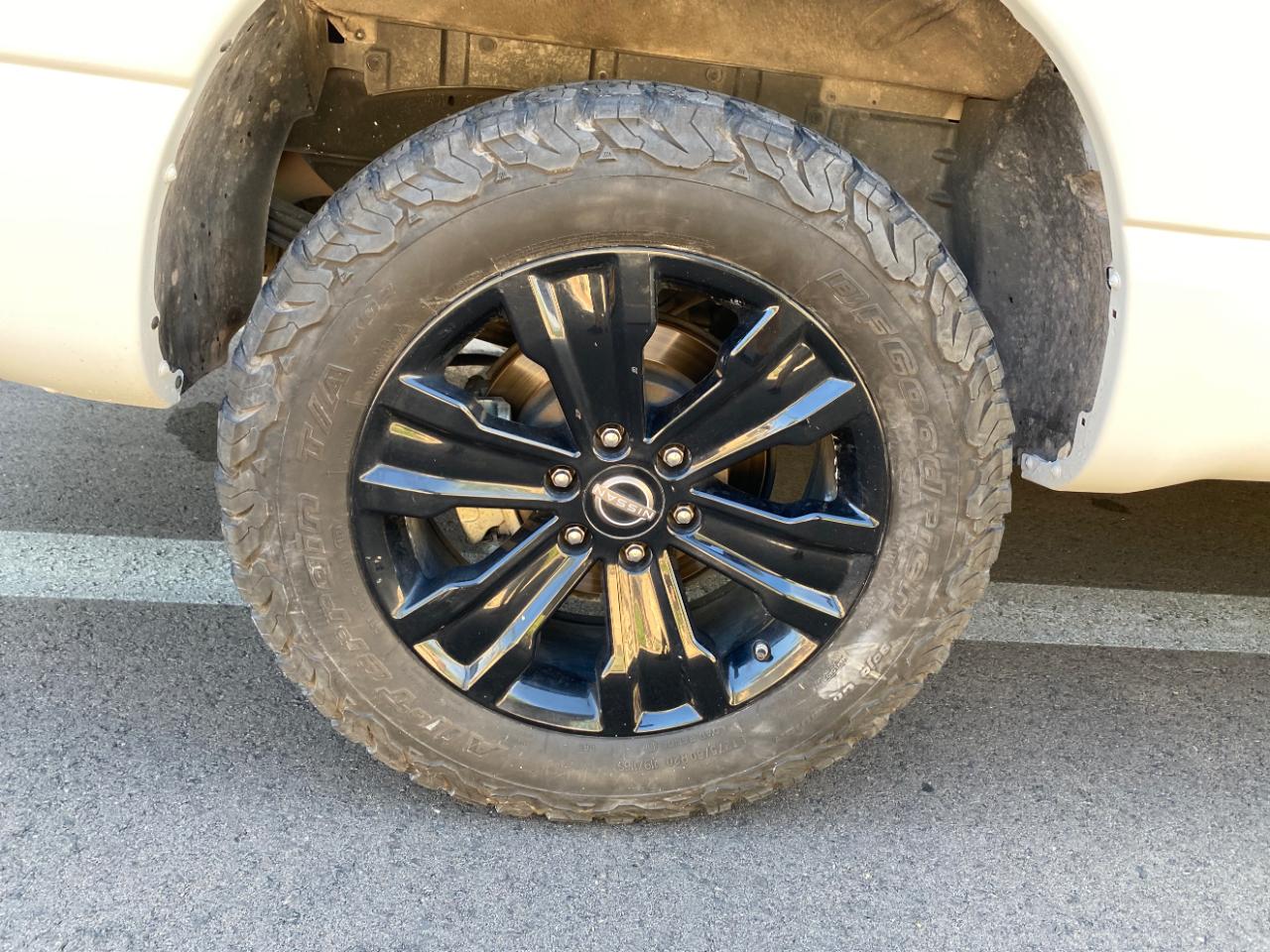 Nissan Titan 4x4 Crew Cab Platinum Reserve 2023
