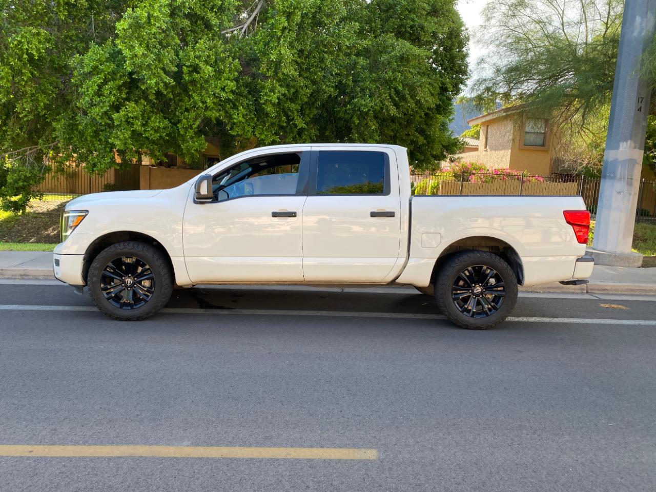 Nissan Titan 4x4 Crew Cab Platinum Reserve 2023