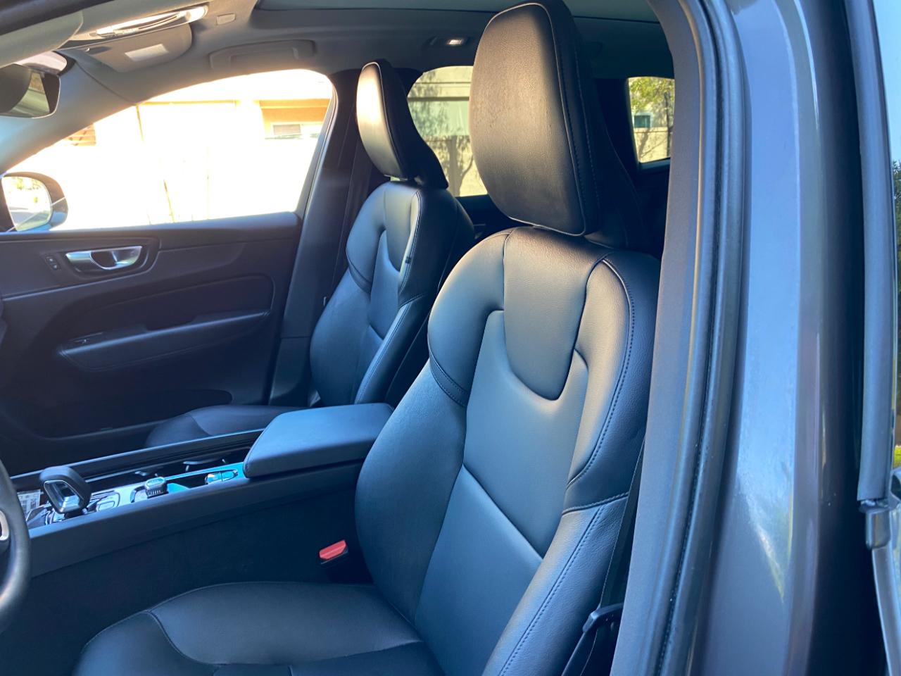 Volvo XC60 B5 AWD Core Dark Theme 2024