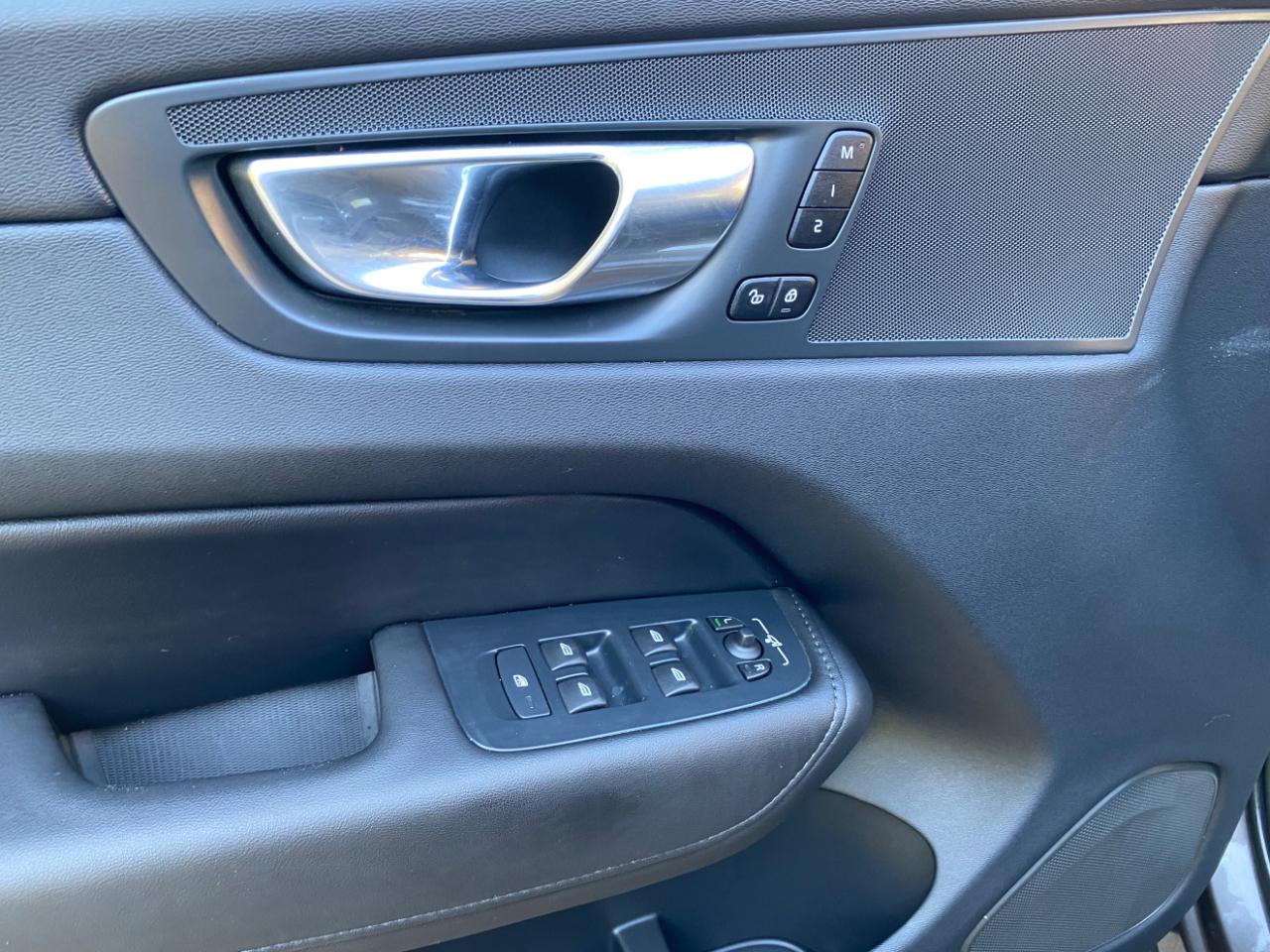 Volvo XC60 B5 AWD Core Dark Theme 2024