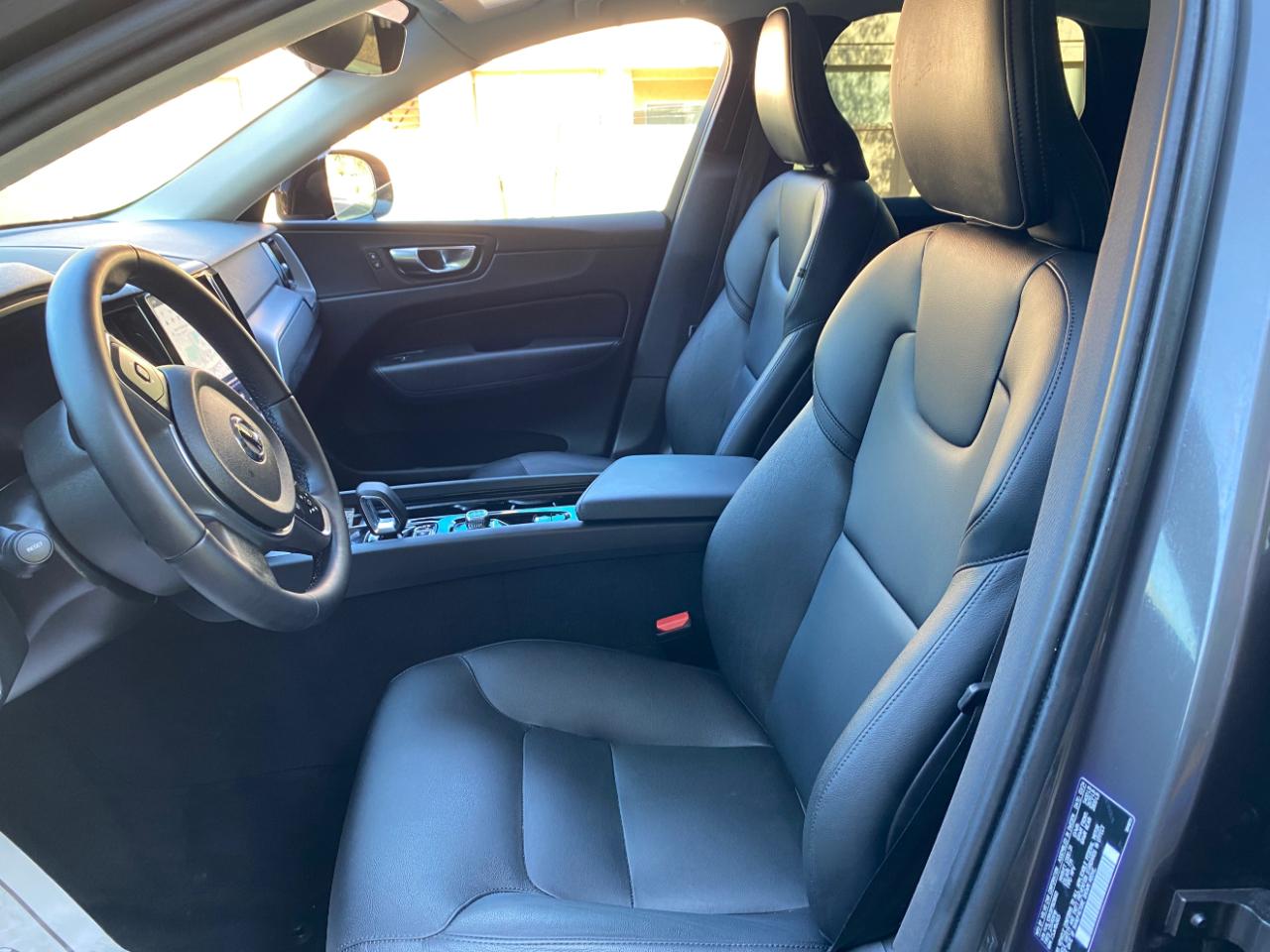 Volvo XC60 B5 AWD Core Dark Theme 2024