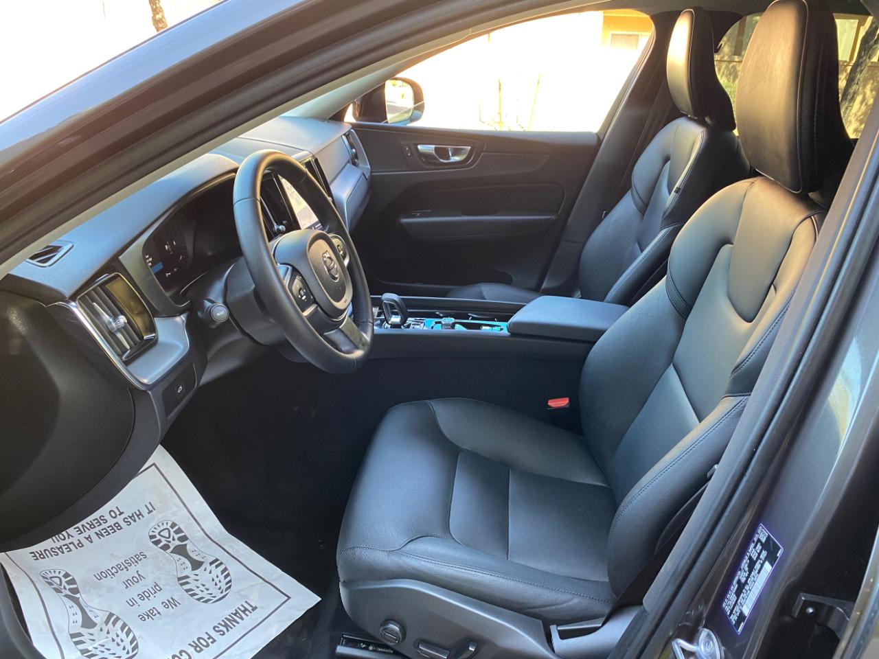 Volvo XC60 B5 AWD Core Dark Theme 2024
