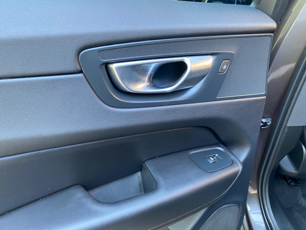 Volvo XC60 B5 AWD Core Dark Theme 2024