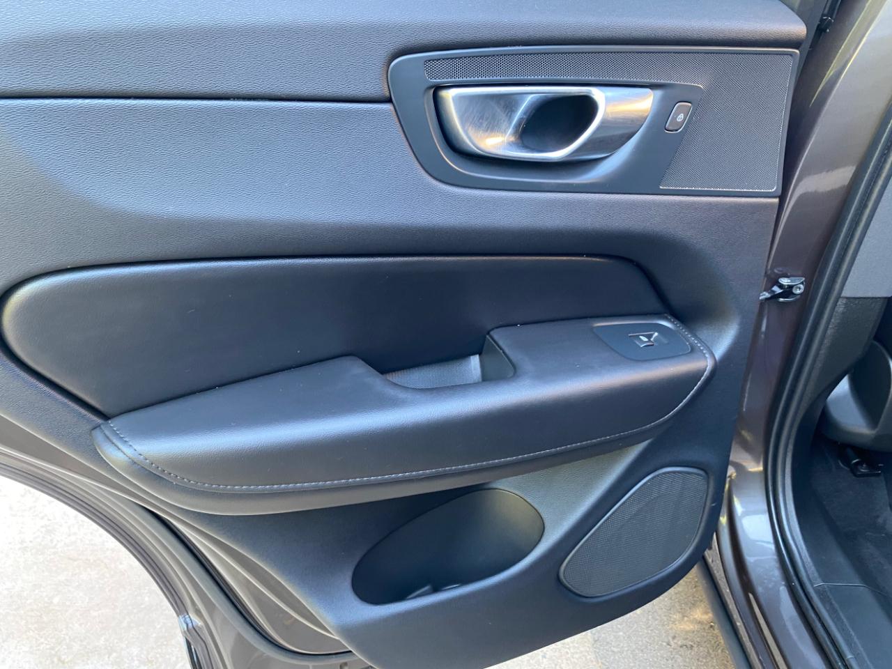 Volvo XC60 B5 AWD Core Dark Theme 2024