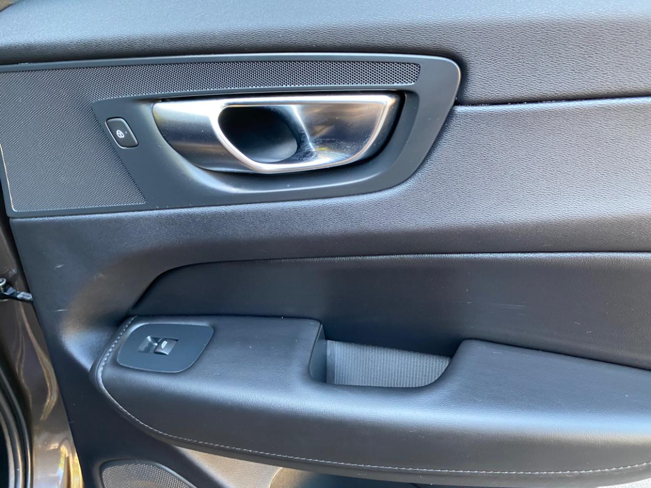 Volvo XC60 B5 AWD Core Dark Theme 2024