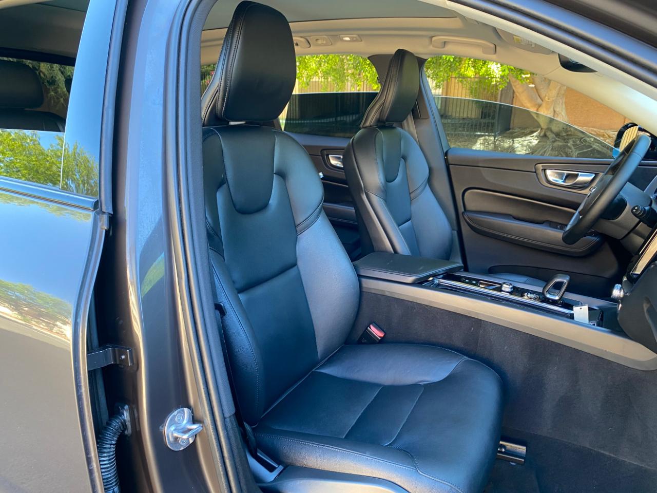 Volvo XC60 B5 AWD Core Dark Theme 2024