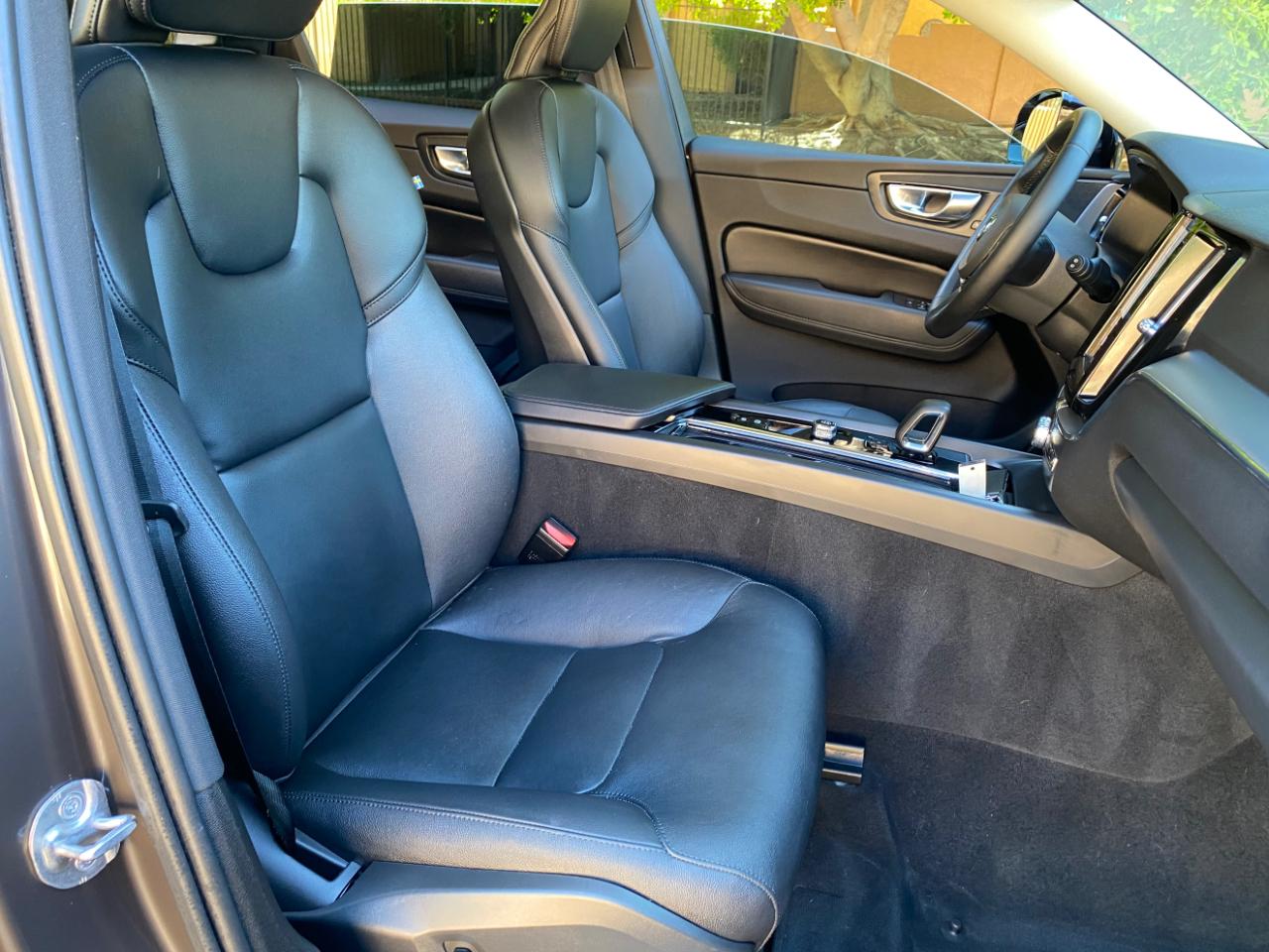 Volvo XC60 B5 AWD Core Dark Theme 2024