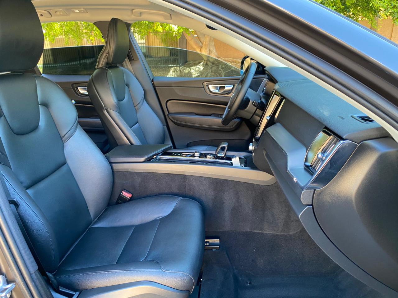 Volvo XC60 B5 AWD Core Dark Theme 2024