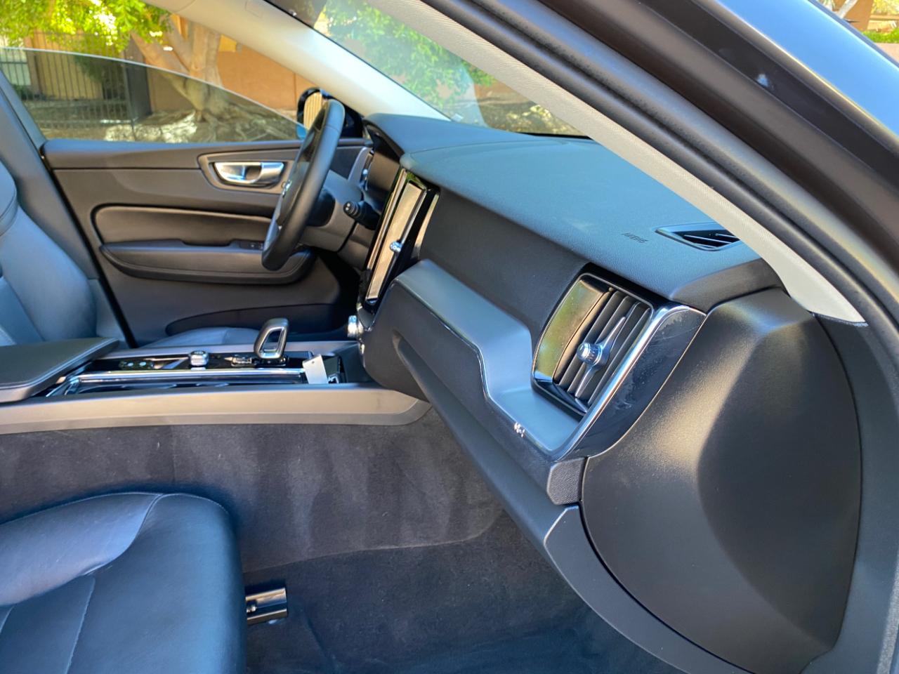 Volvo XC60 B5 AWD Core Dark Theme 2024