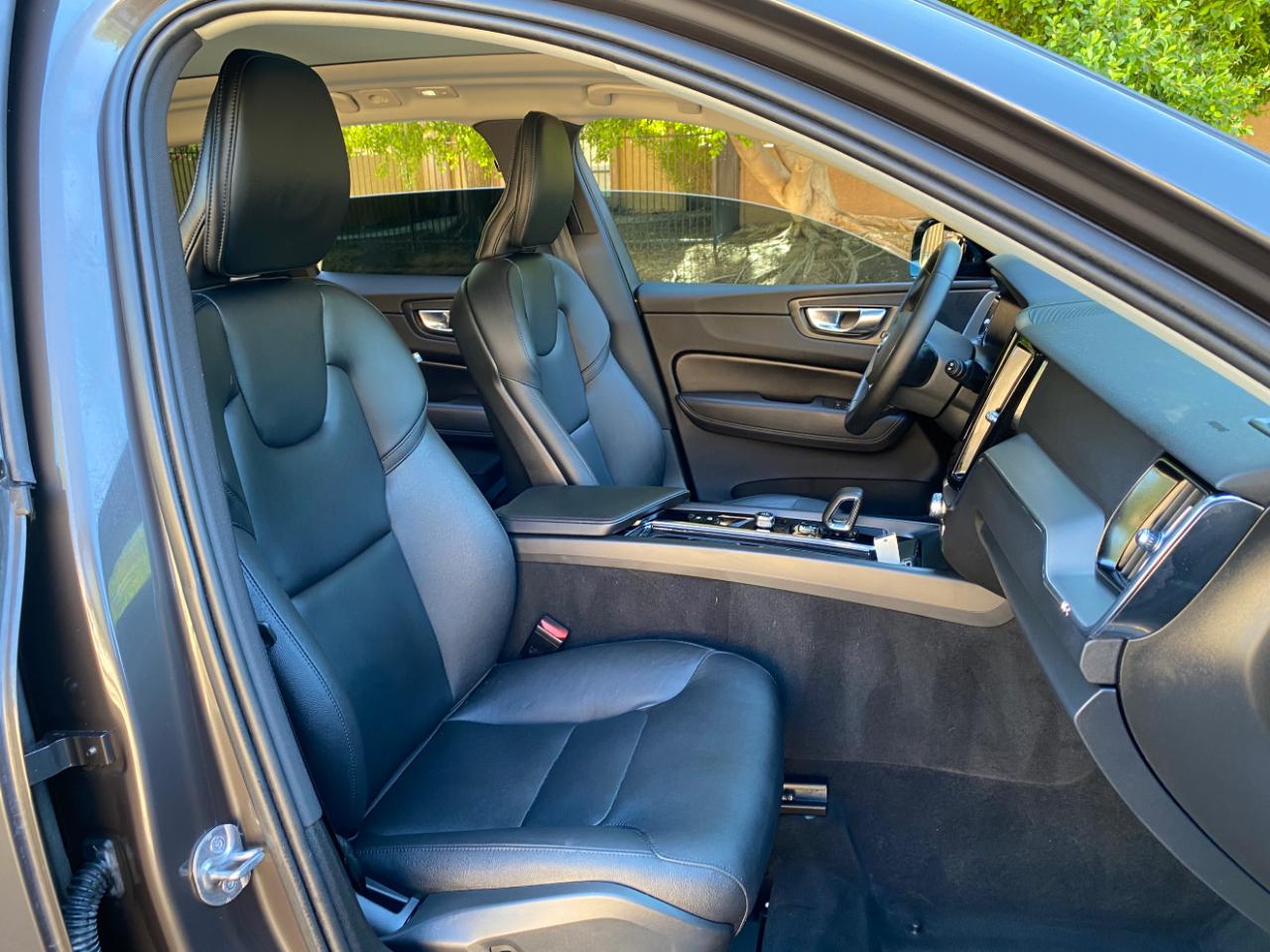 Volvo XC60 B5 AWD Core Dark Theme 2024