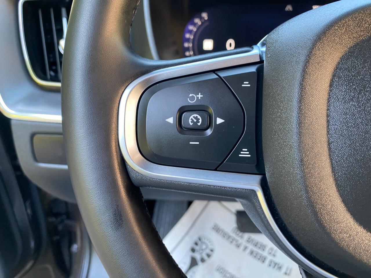 Volvo XC60 B5 AWD Core Dark Theme 2024