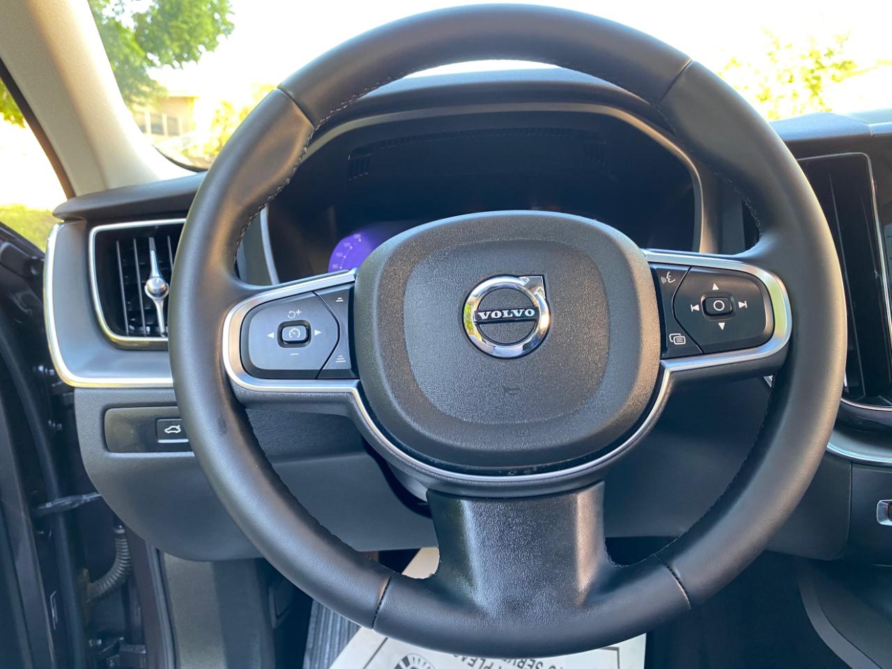 Volvo XC60 B5 AWD Core Dark Theme 2024