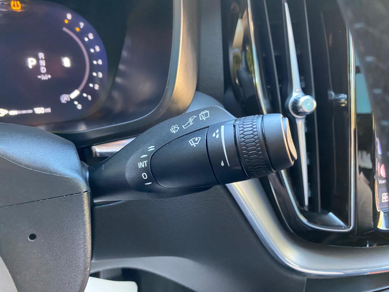 Volvo XC60 B5 AWD Core Dark Theme 2024