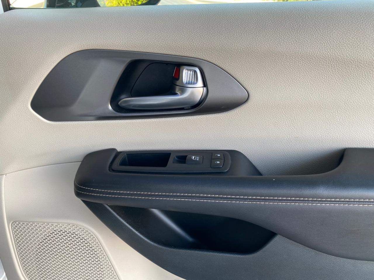 Chrysler Pacifica Hybrid Select 2024