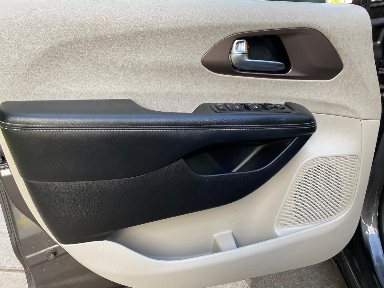 Chrysler Voyager L FWD 2021