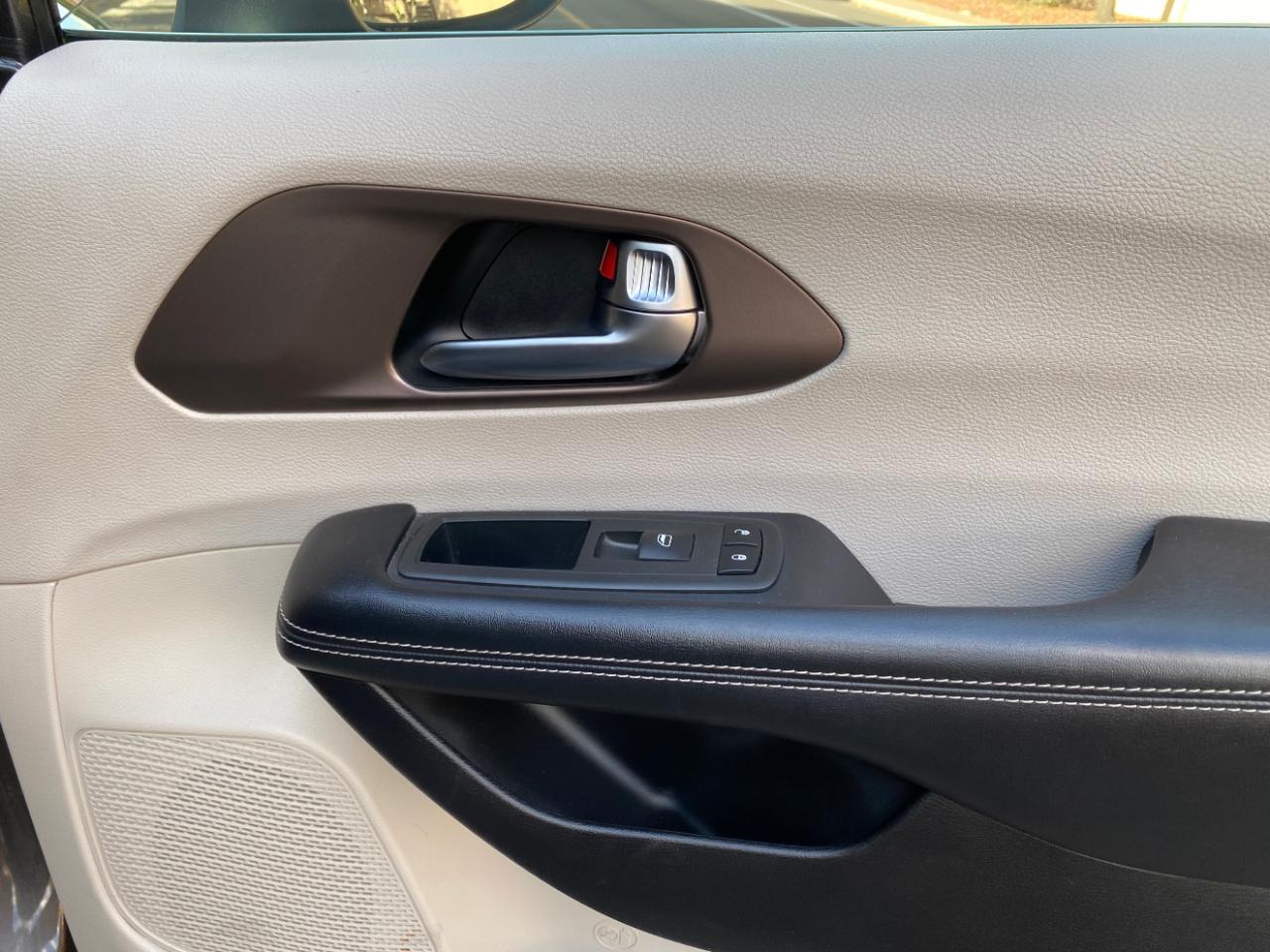 Chrysler Voyager L FWD 2021