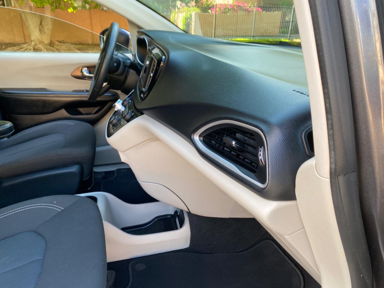 Chrysler Voyager L FWD 2021