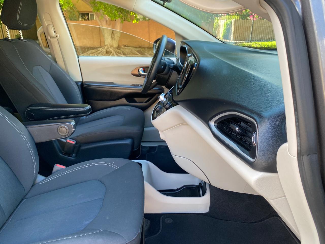 Chrysler Voyager L FWD 2021