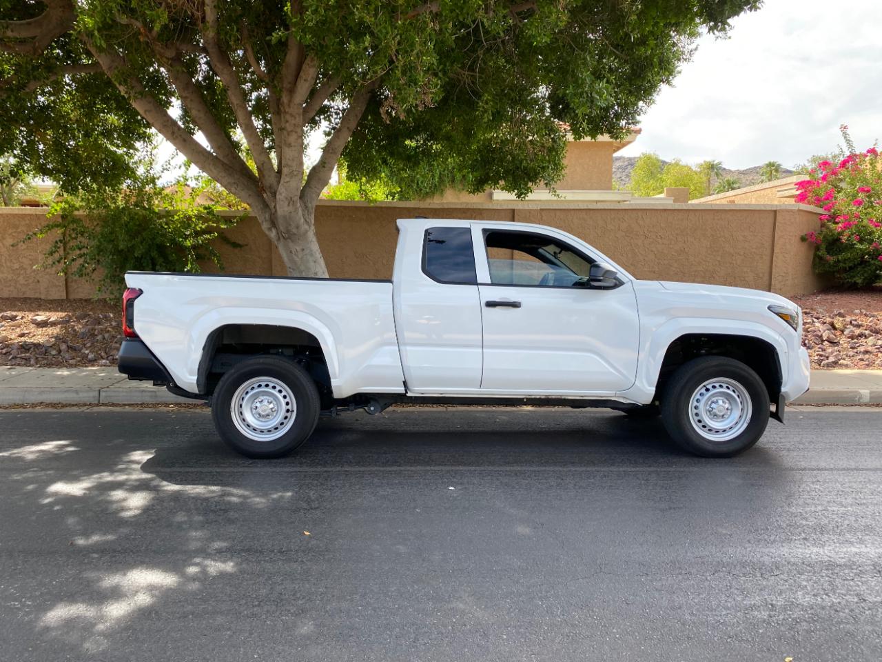 Toyota Tacoma 2WD SR XtraCab 6' Bed AT (Natl) 2026
