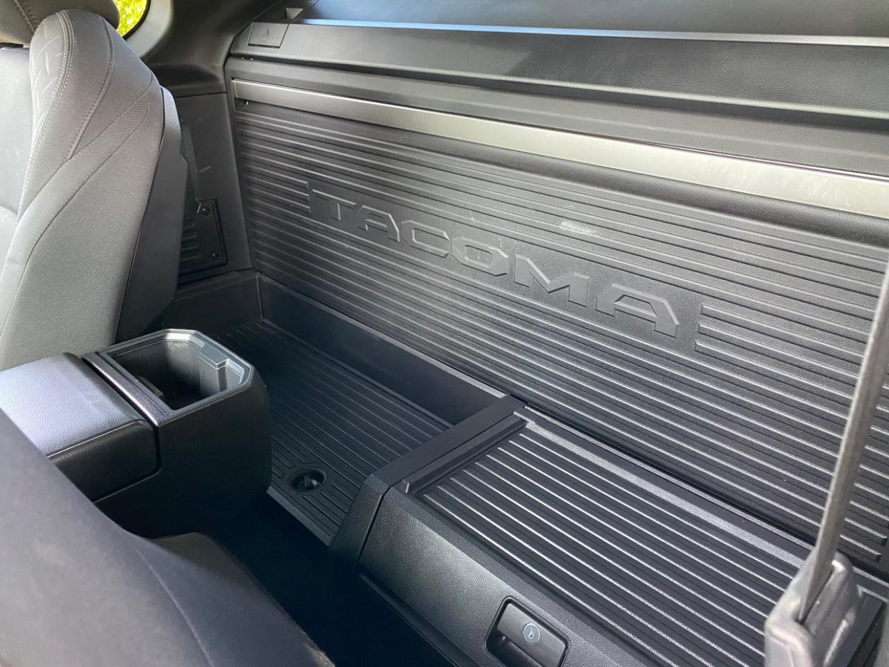 Toyota Tacoma 2WD SR XtraCab 6' Bed AT (Natl) 2026
