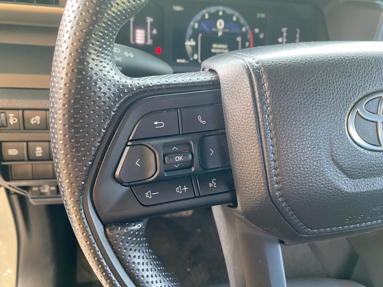 Toyota Tacoma 2WD SR XtraCab 6' Bed AT (Natl) 2026