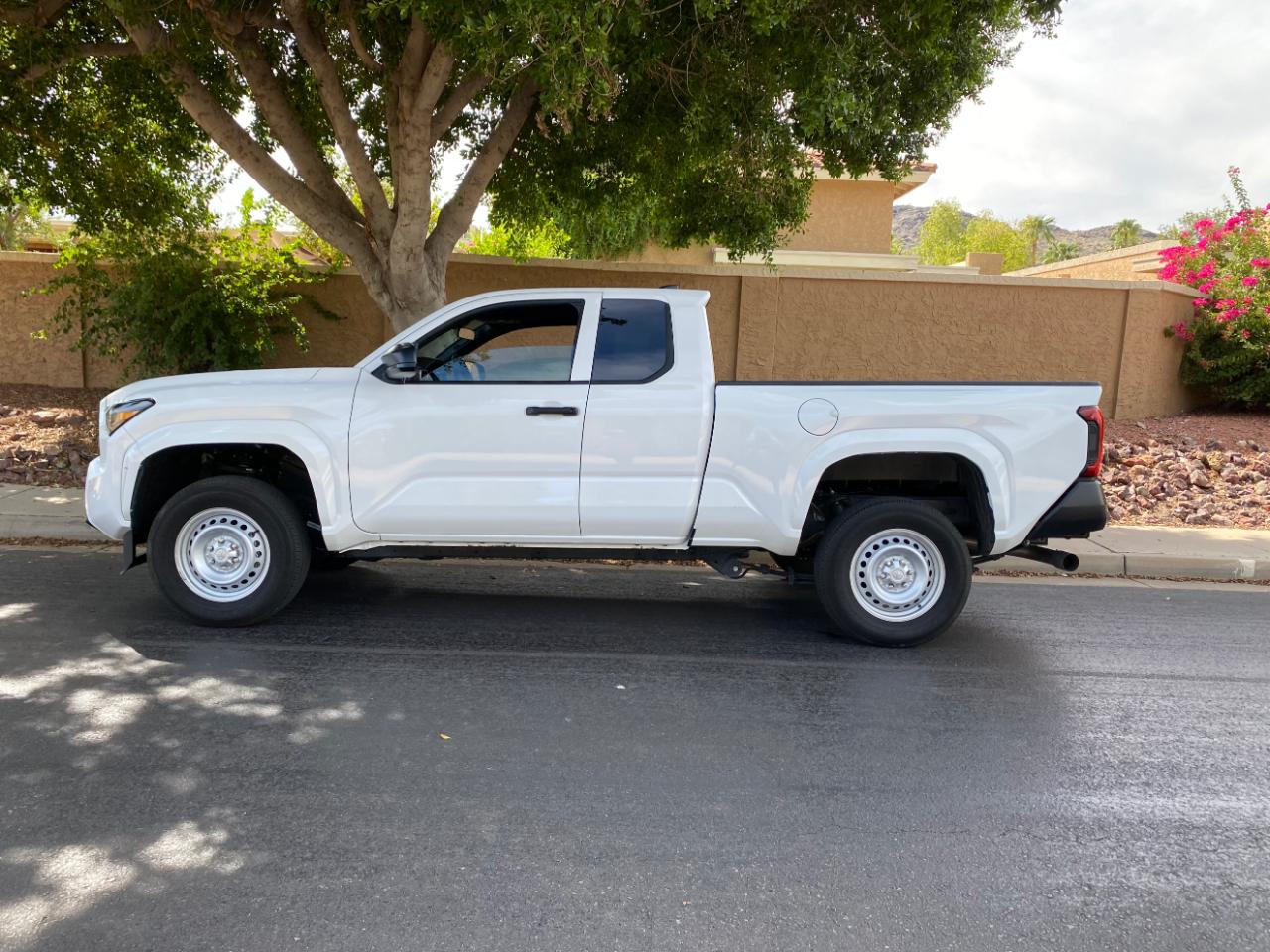 Toyota Tacoma 2WD SR XtraCab 6' Bed AT (Natl) 2026