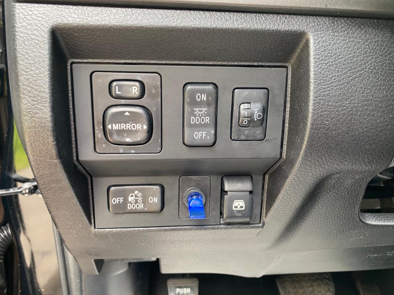 Toyota Tundra 2WD Truck CrewMax 5.7L V8 6-Spd AT SR5 (Natl) 2014