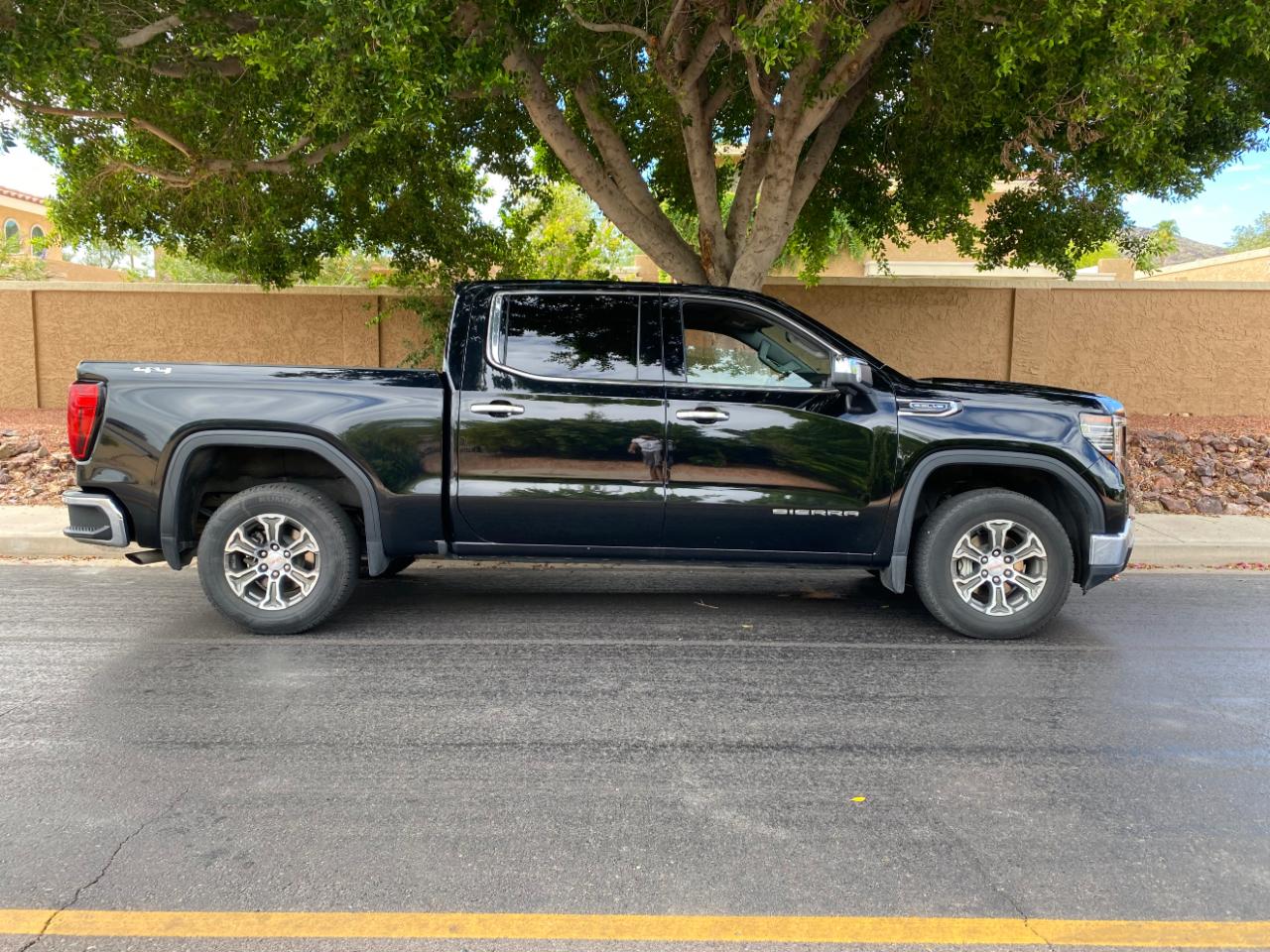GMC Sierra 1500 4WD Crew Cab 147" SLT 2025