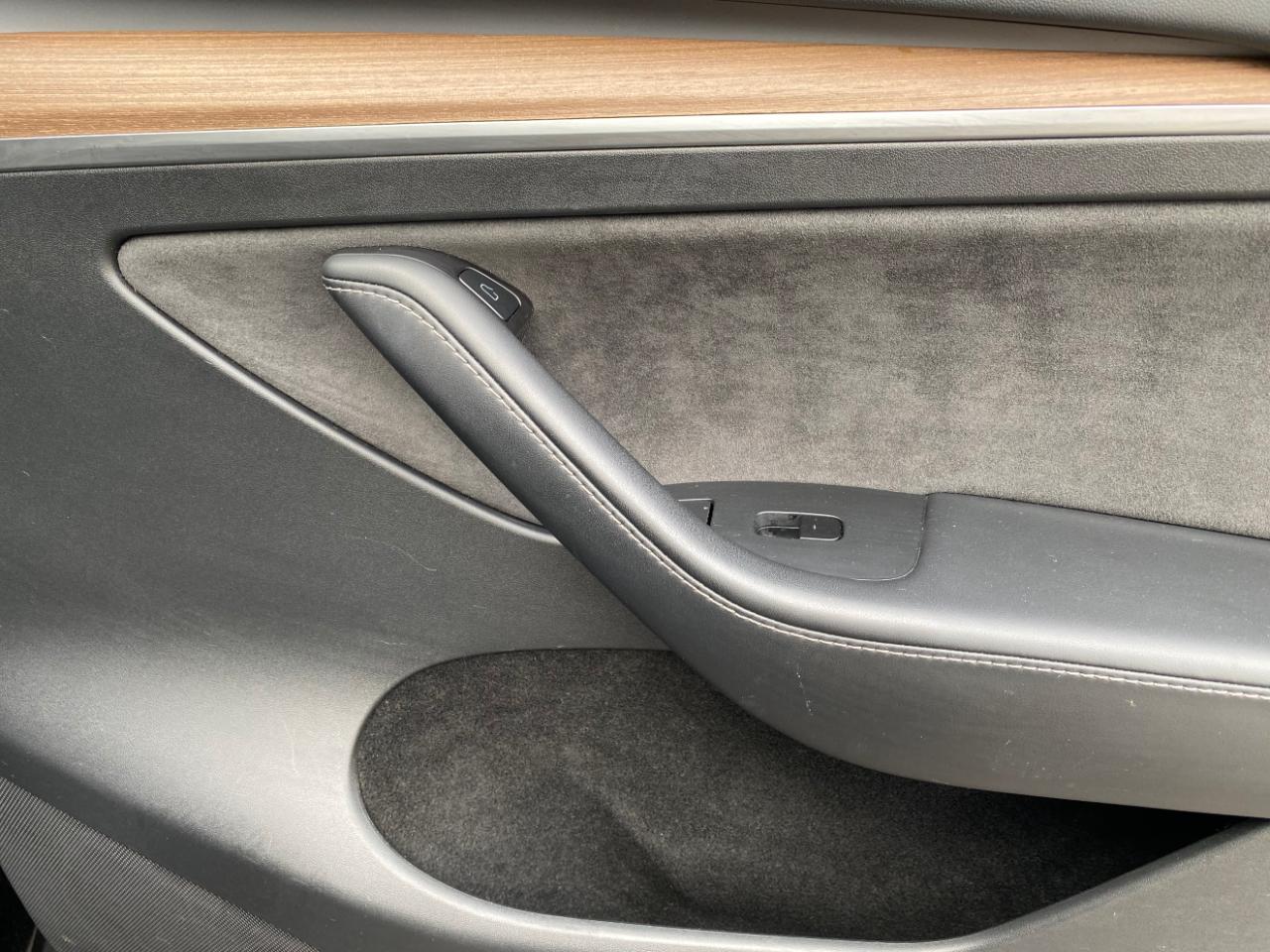 Tesla Model Y Long Range RWD *Ltd Avail* 2025