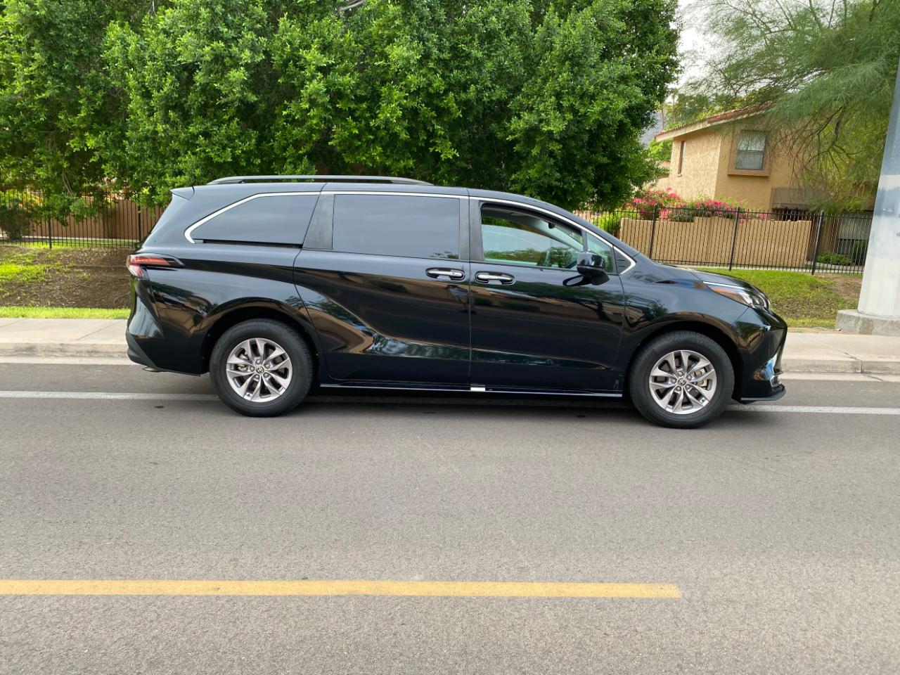 Toyota Sienna XLE FWD 8-Passenger (Natl) 2024