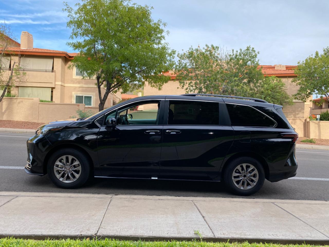 Toyota Sienna XLE FWD 8-Passenger (Natl) 2024