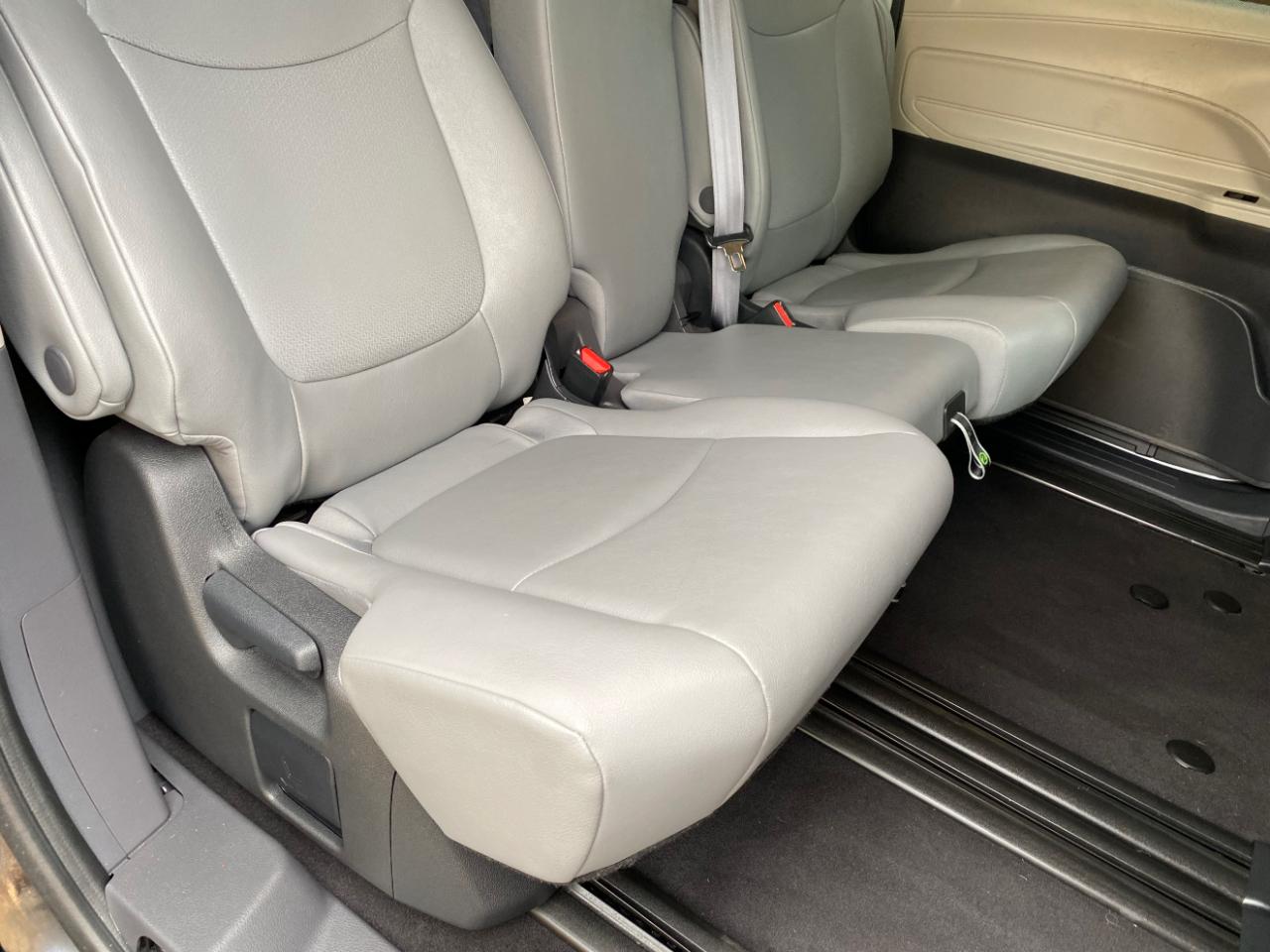 Toyota Sienna XLE FWD 8-Passenger (Natl) 2024