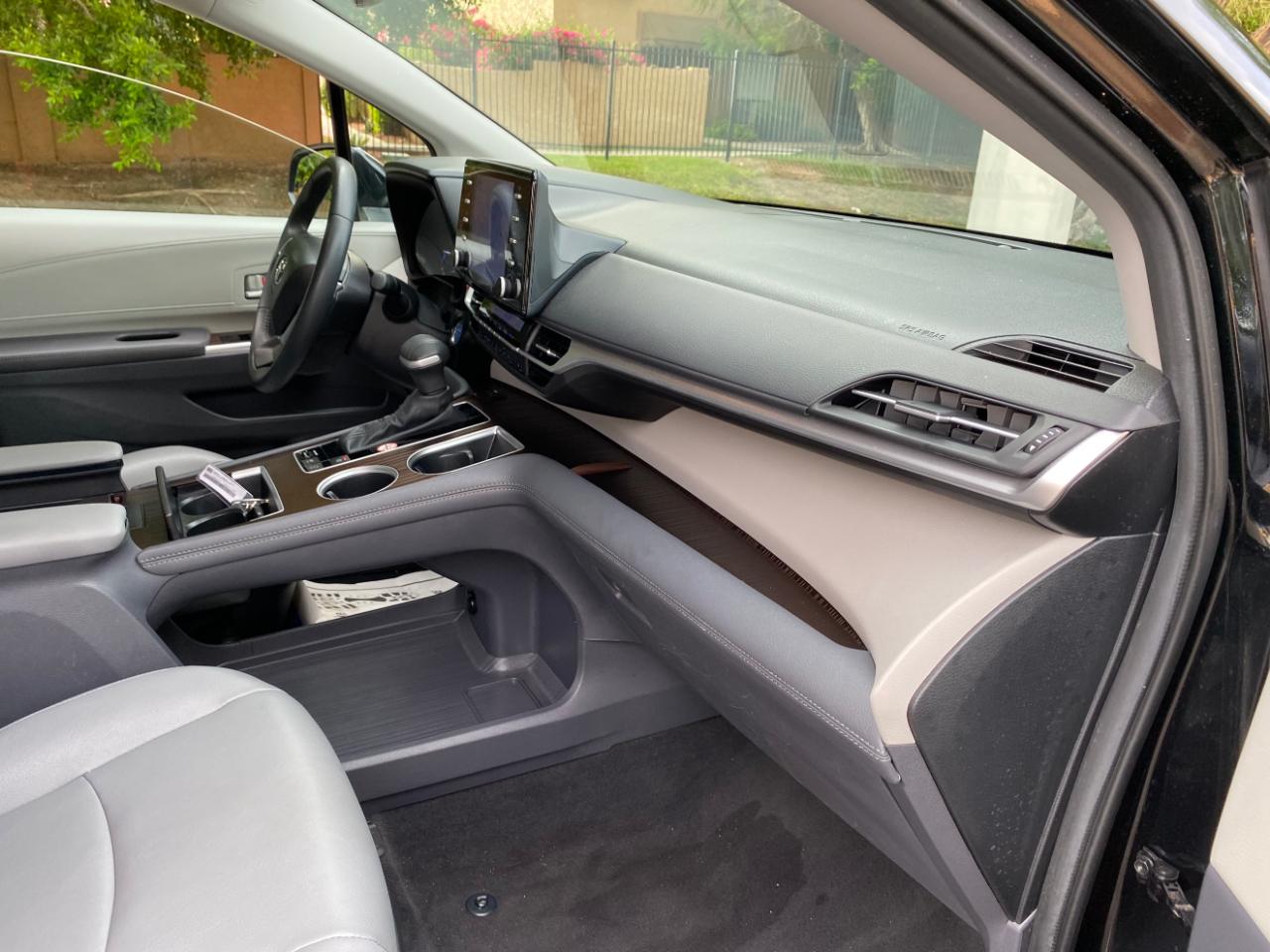 Toyota Sienna XLE FWD 8-Passenger (Natl) 2024