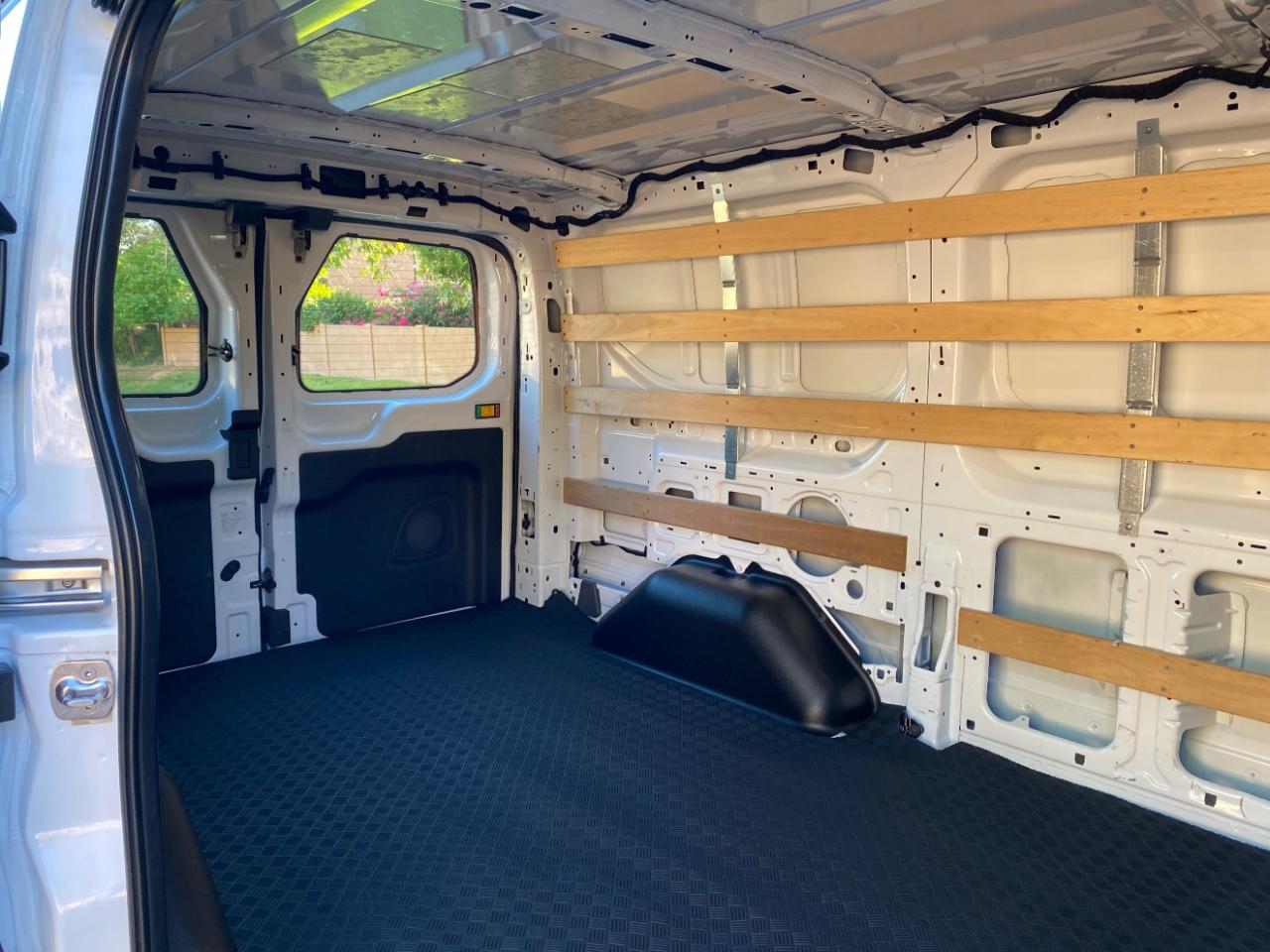 Ford Transit photo 12