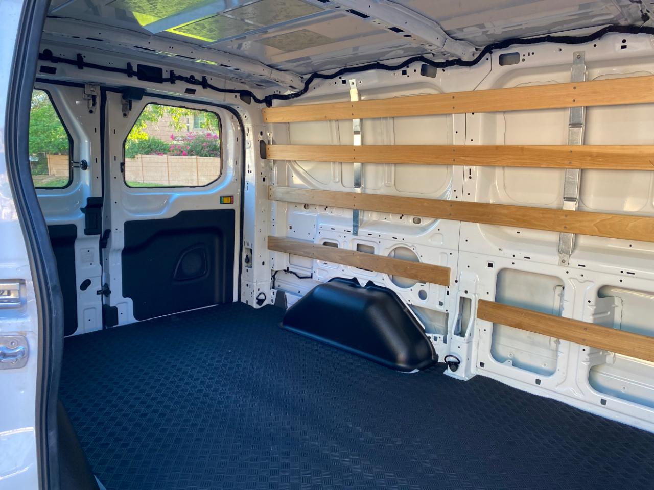Ford Transit photo 12