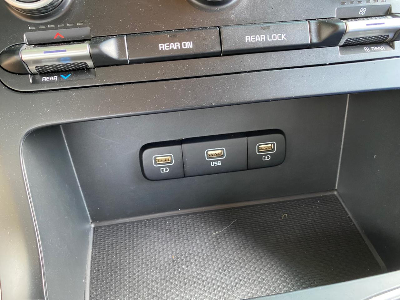 Kia Carnival LX FWD w/Seat Pkg 2023
