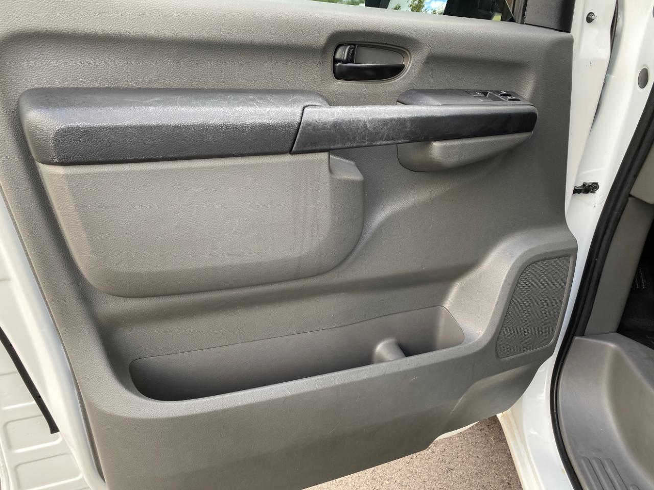 Nissan NV photo 26