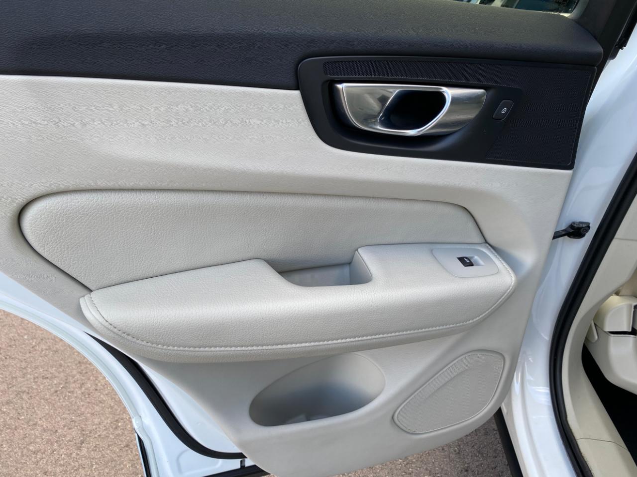 Volvo XC60 B5 AWD Momentum 2022