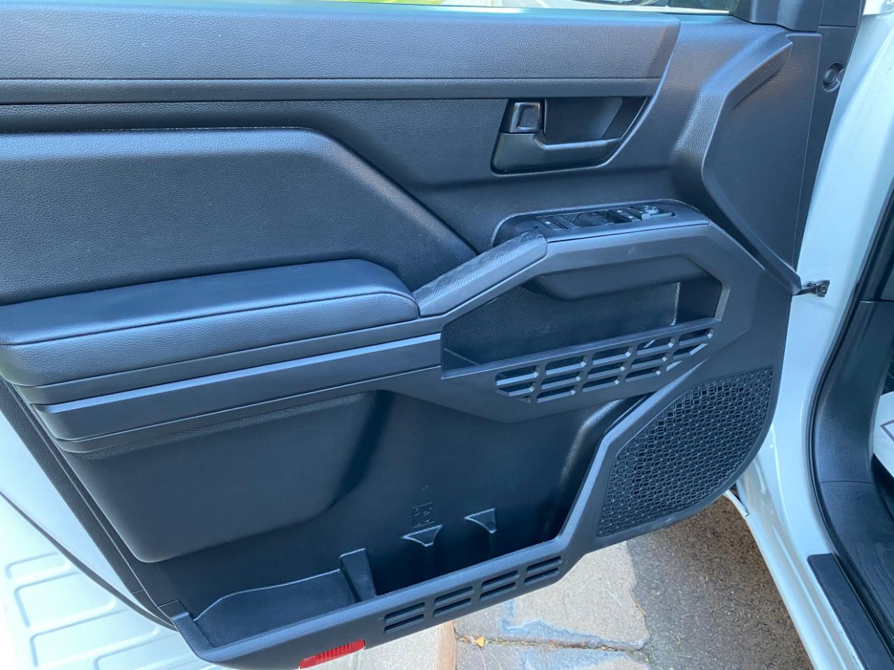 Toyota Tacoma 2WD SR Double Cab 5' Bed AT (Natl) 2025
