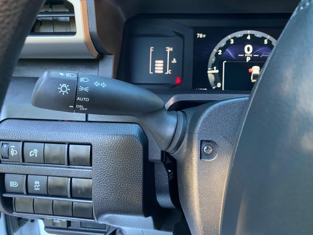 Toyota Tacoma 2WD SR Double Cab 5' Bed AT (Natl) 2025