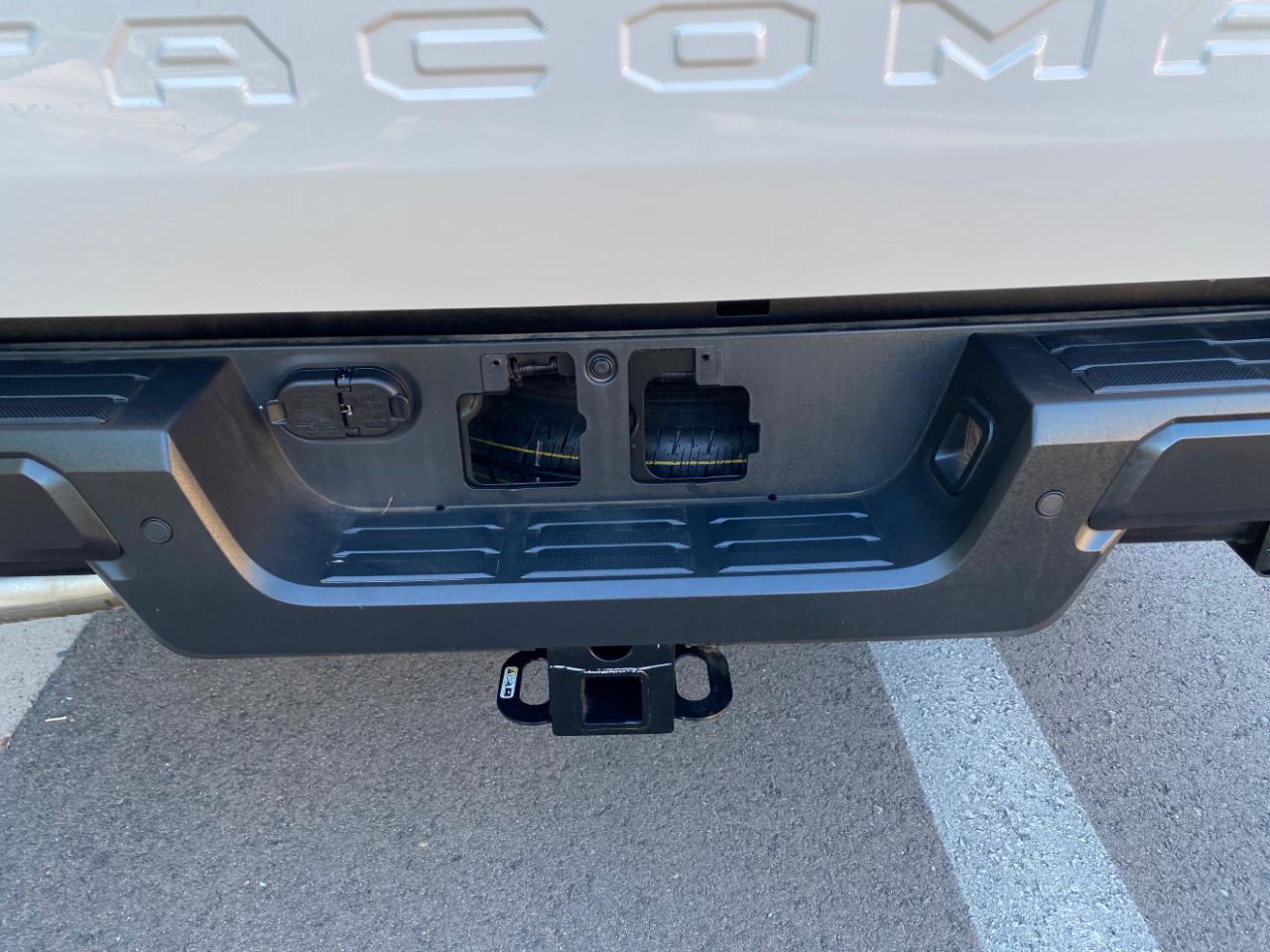 Toyota Tacoma 2WD SR Double Cab 5' Bed AT (Natl) 2025