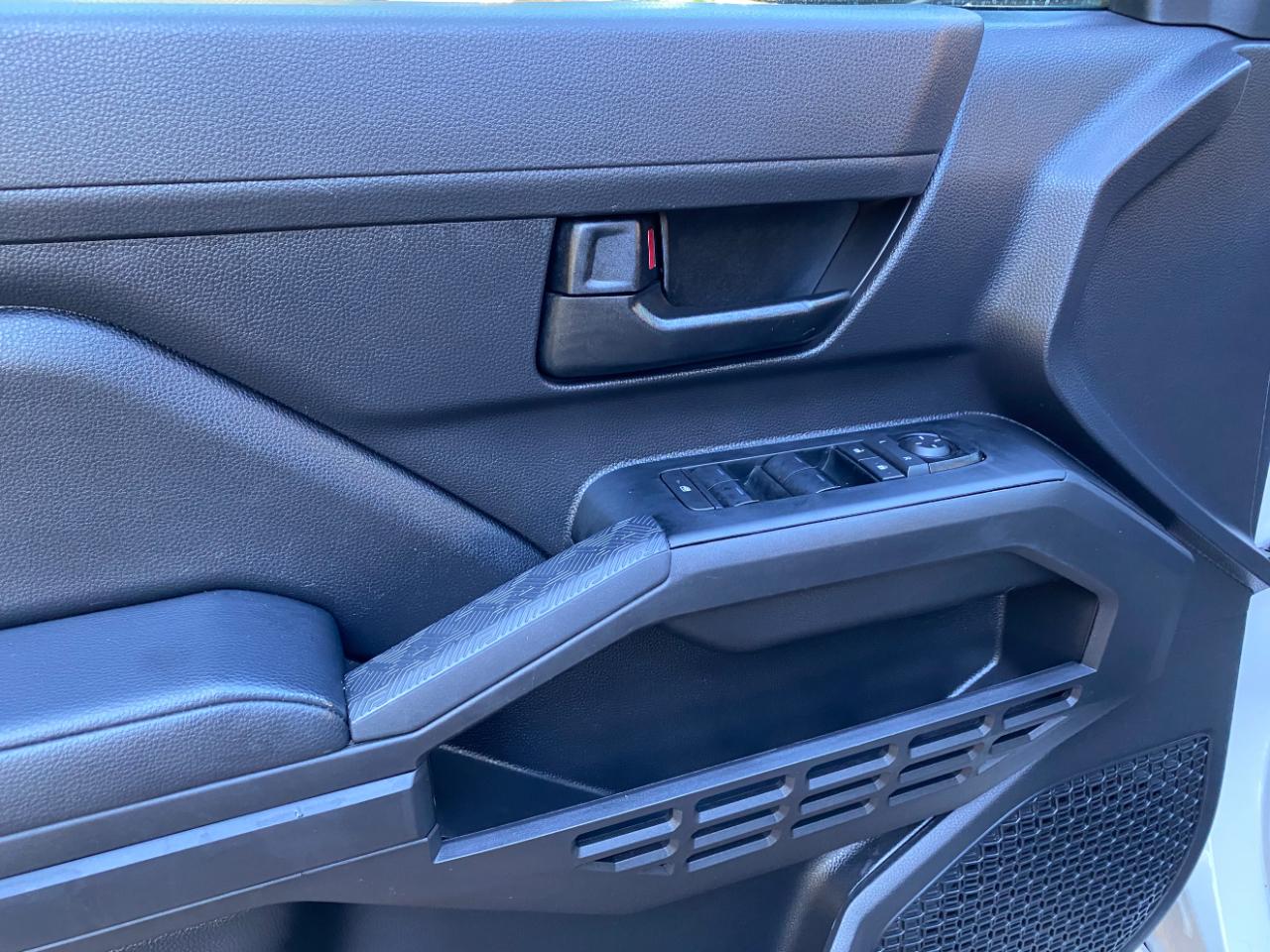 Toyota Tacoma 2WD SR Double Cab 5' Bed AT (Natl) 2025